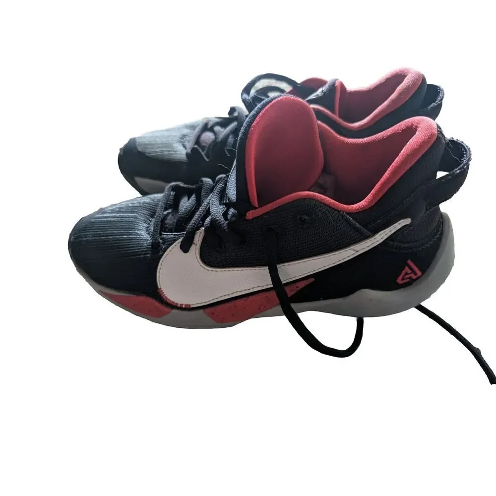 Nike zoom freak 2 bred, size 4y Lightly used condition!